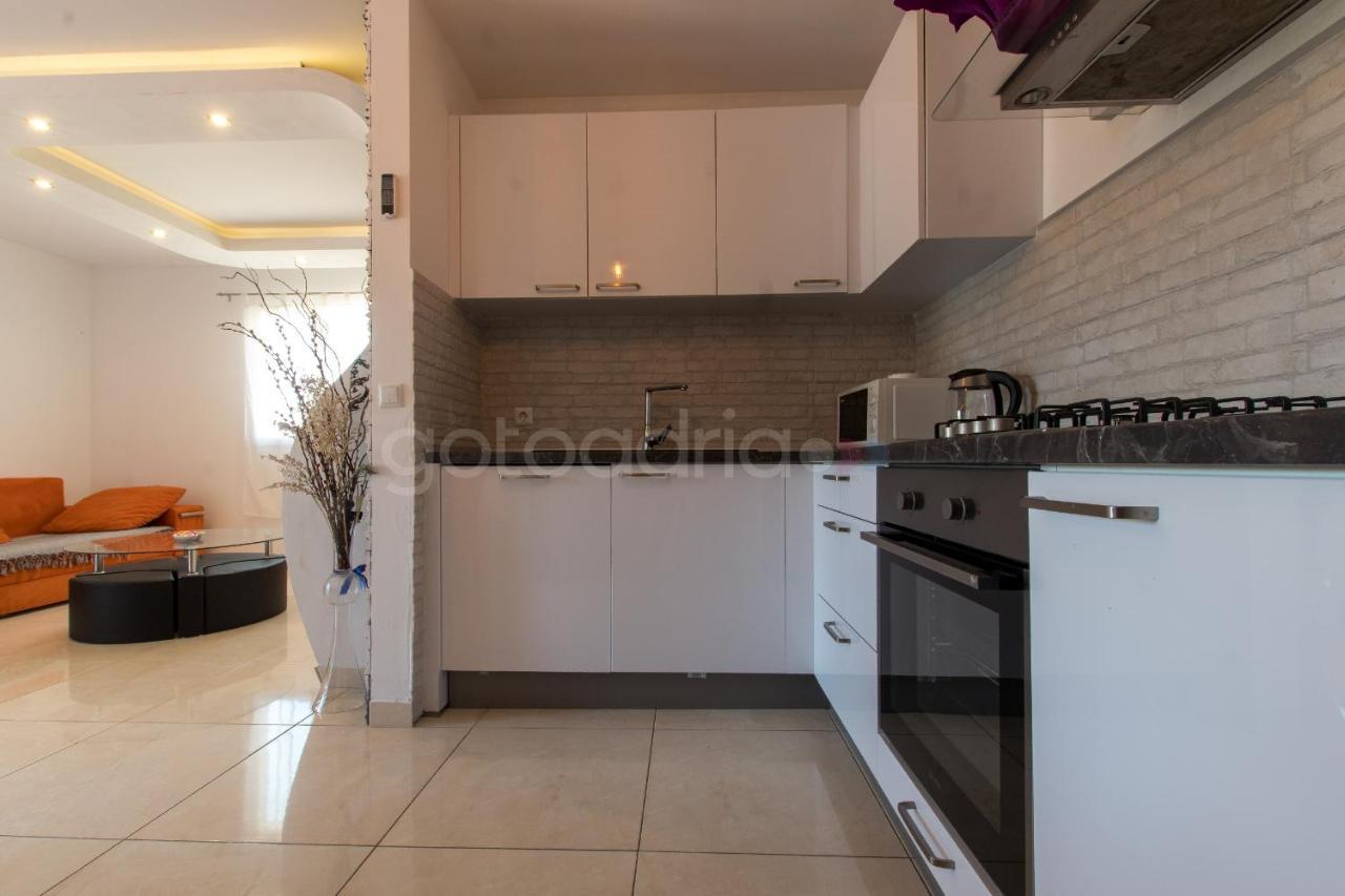 Apartment Vesna With Balcony & Free Parking Макарска Екстериор снимка